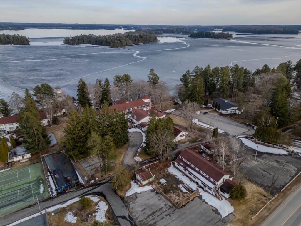 Beautiful Muskoka cottage with lakefront views and surrounding nature. Perfect for a relaxing getawa.