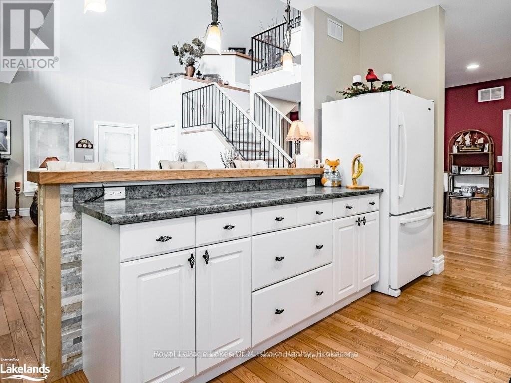 2411 Hwy. 118 E. Highway, Bracebridge, Ontario  P1L 1X1 - Photo 6 - X12123592