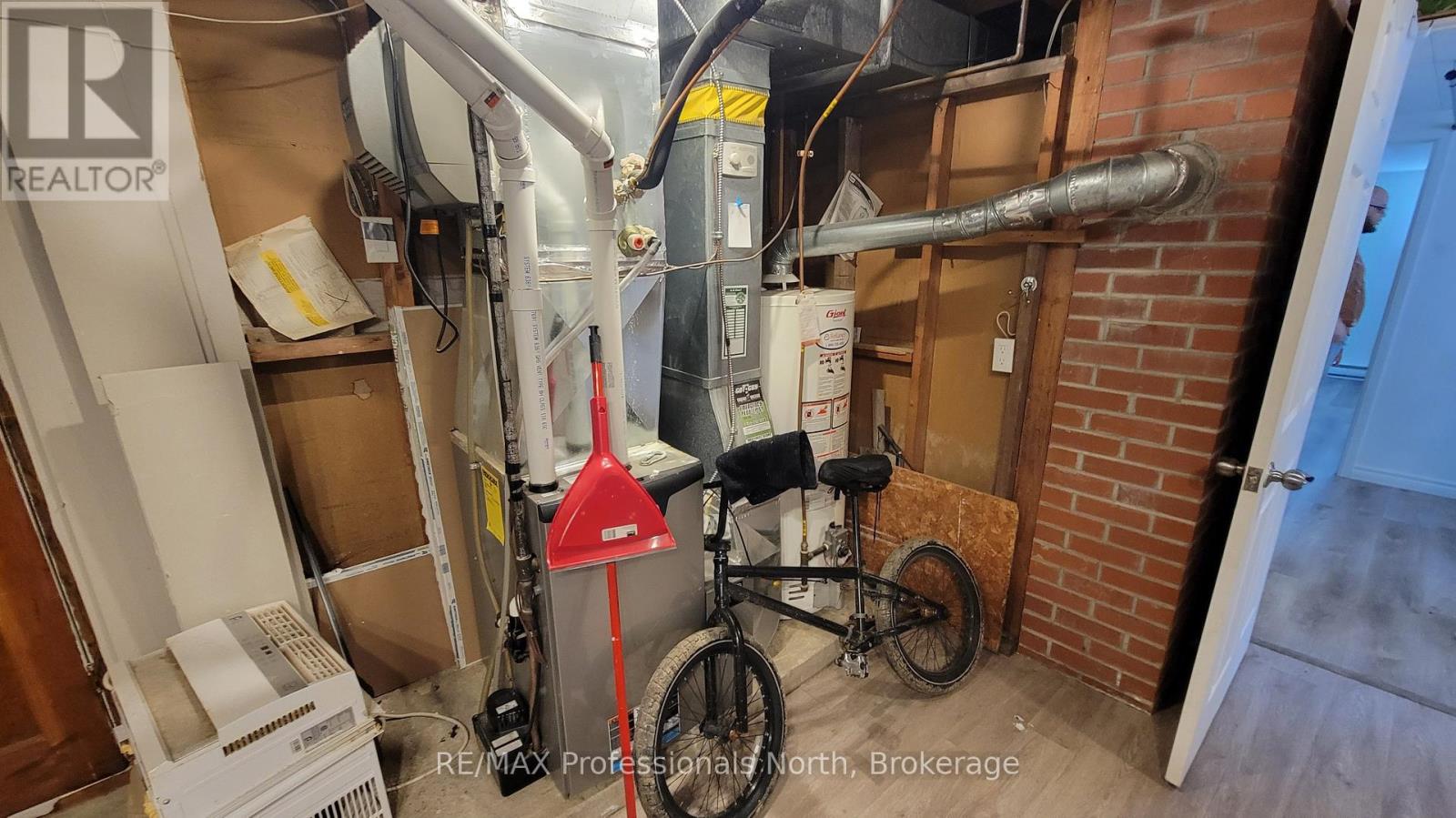 542 Highway 60, Huntsville, Ontario  P1H 1B5 - Photo 12 - X12125819