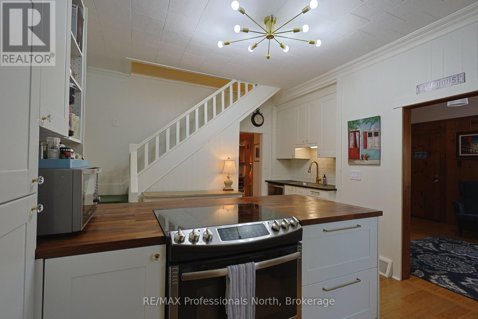 1013 Grey Street, Muskoka Lakes, Ontario  P0C 1A0 - Photo 5 - X12127152