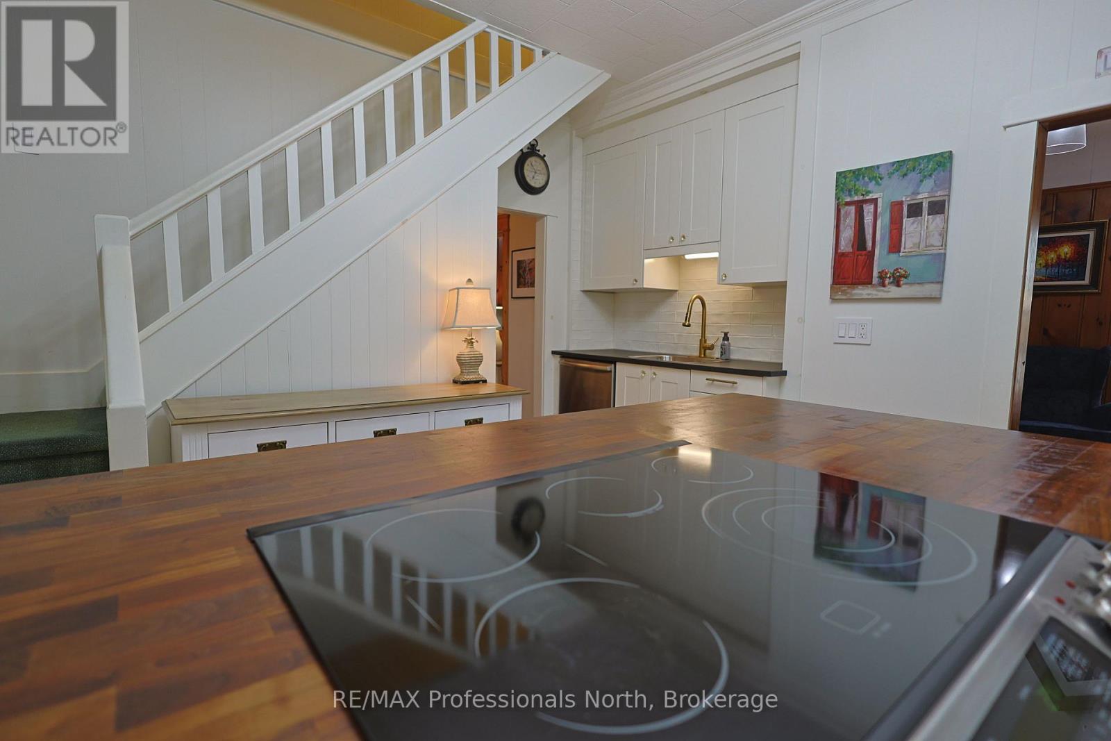 1013 Grey Street, Muskoka Lakes, Ontario  P0C 1A0 - Photo 7 - X12127152