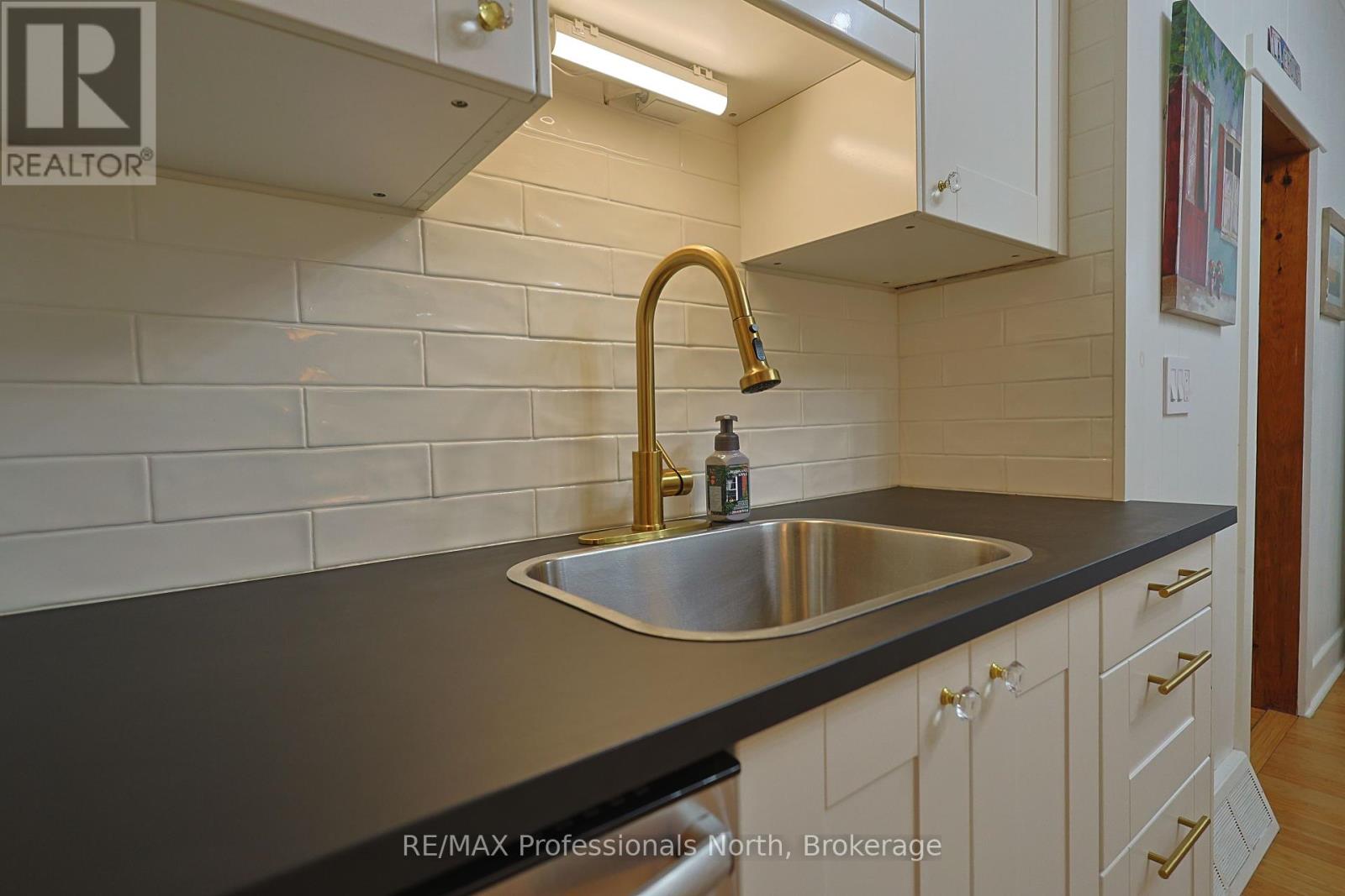 1013 Grey Street, Muskoka Lakes, Ontario  P0C 1A0 - Photo 9 - X12127152