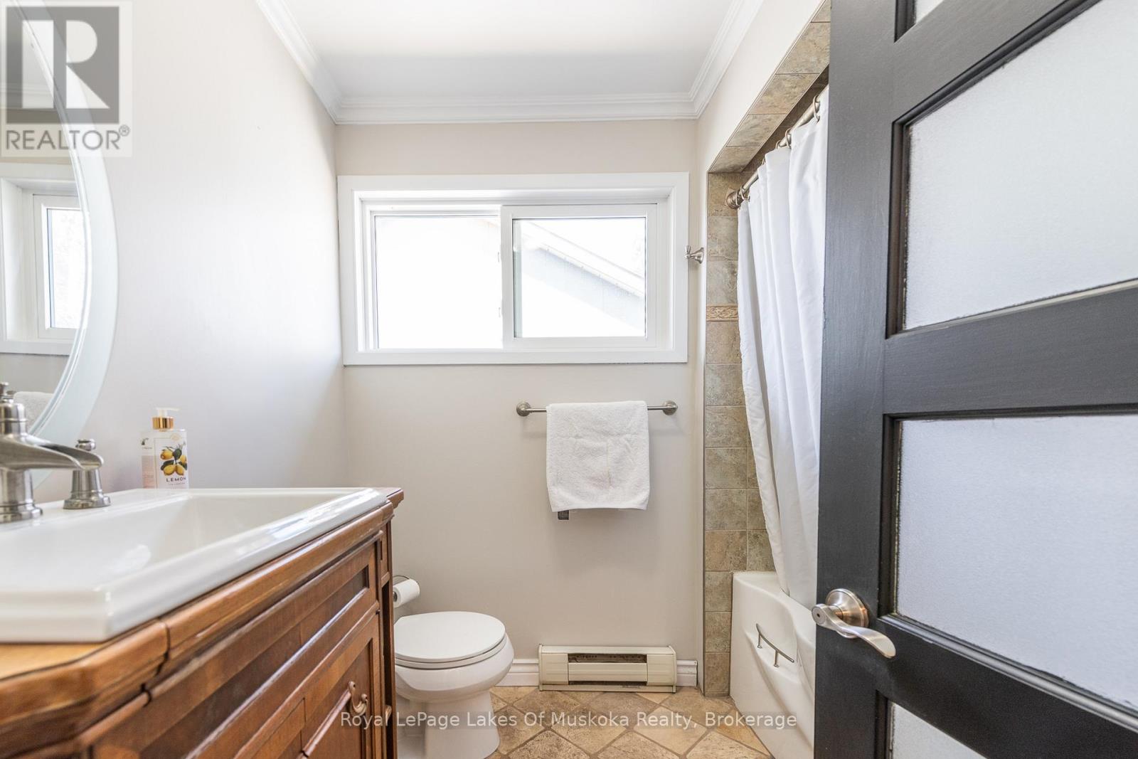 16 Cliff Avenue, Huntsville, Ontario  P1H 1G4 - Photo 14 - X12133084