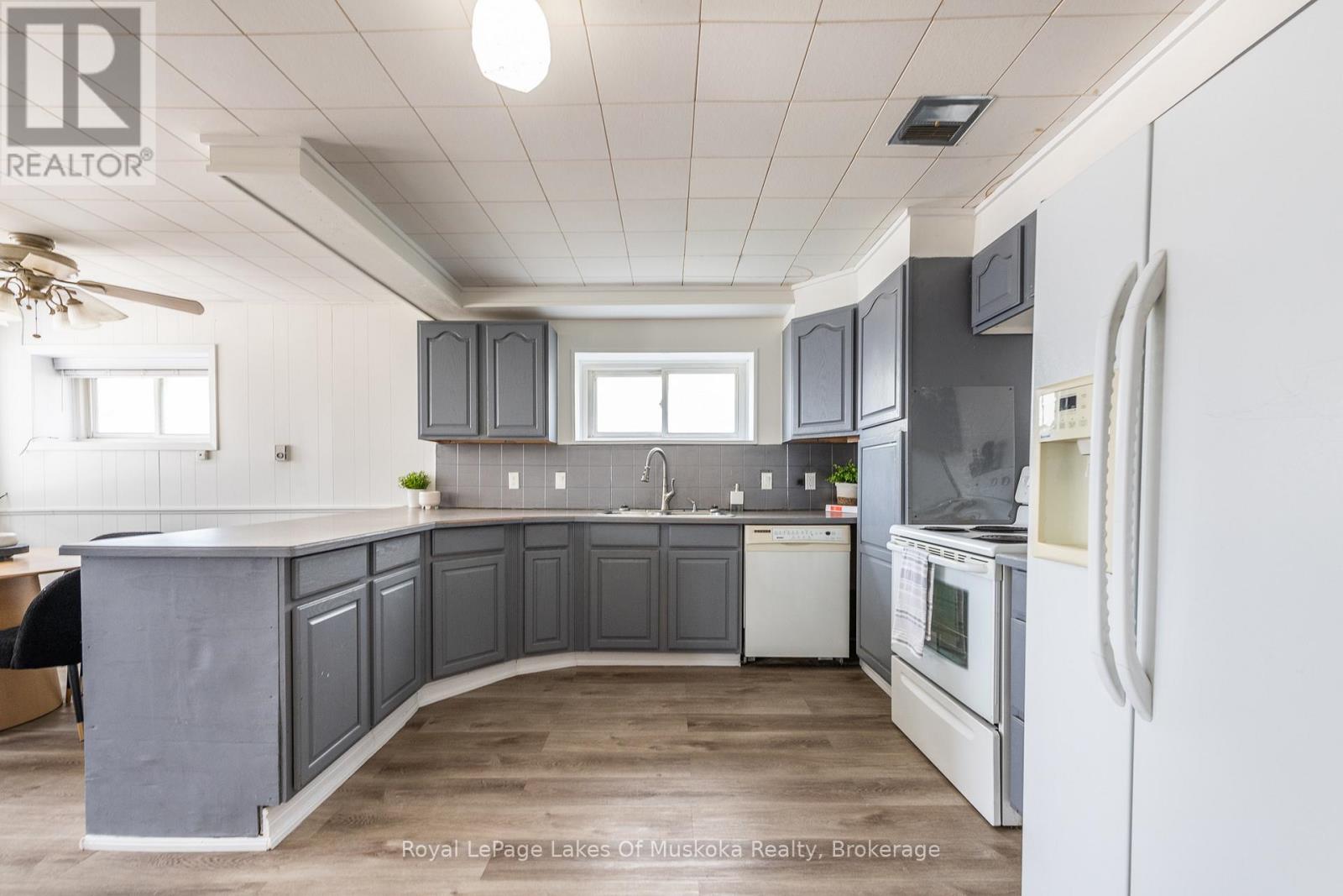 16 Cliff Avenue, Huntsville, Ontario  P1H 1G4 - Photo 29 - X12133084