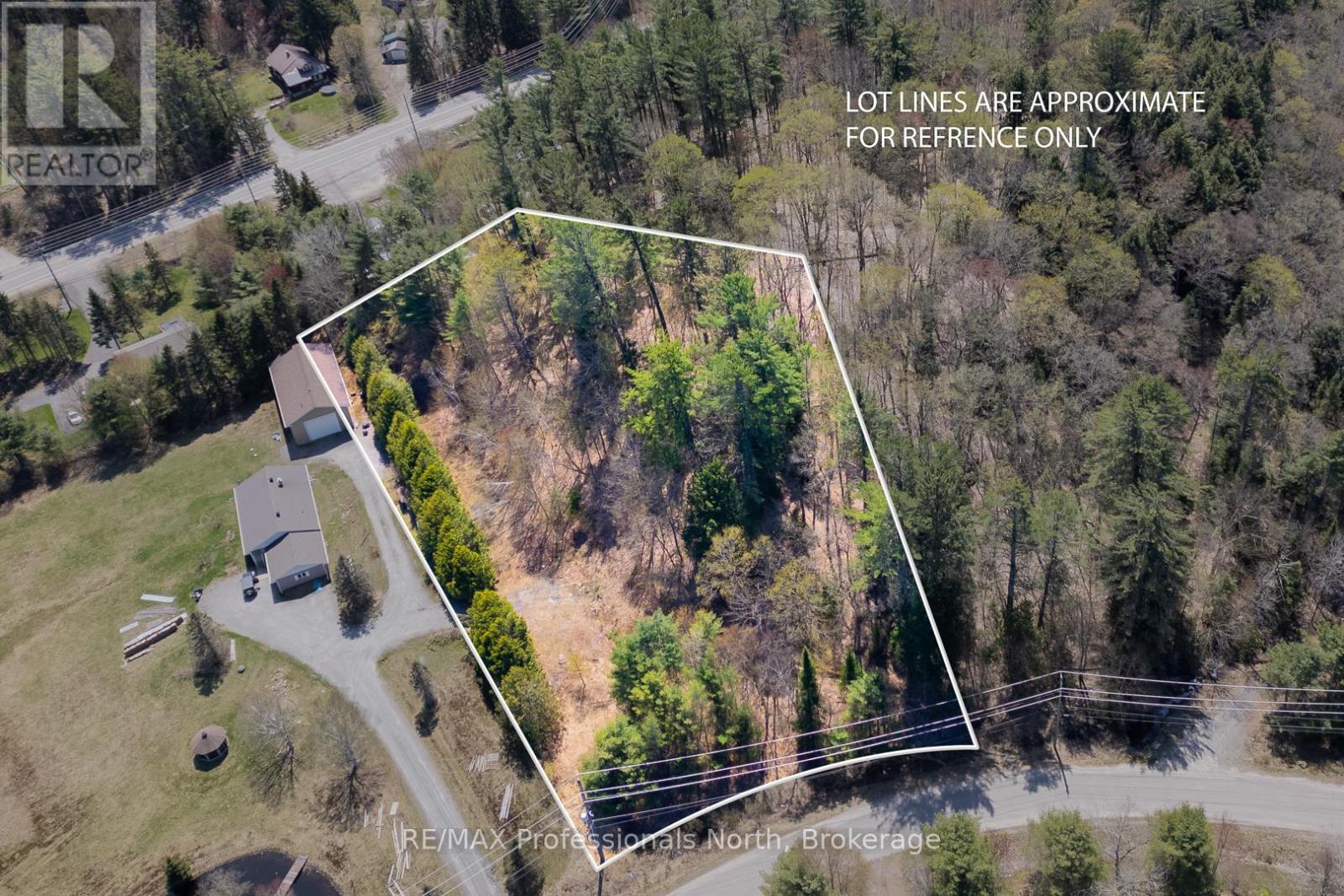 61 Clarkes Lane, Huntsville, Ontario  P0B 1M0 - Photo 1 - X12147581