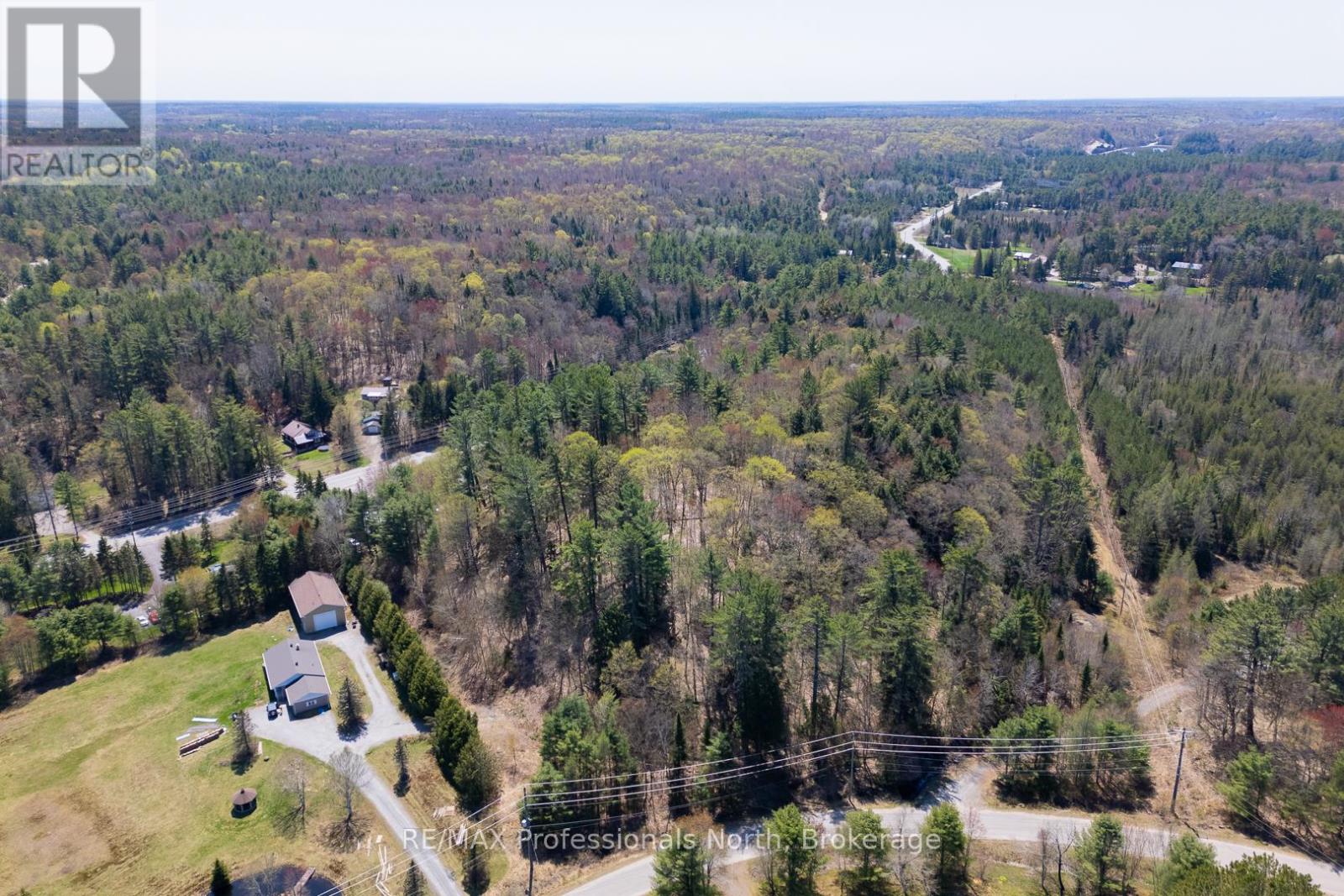 61 Clarkes Lane, Huntsville, Ontario  P0B 1M0 - Photo 2 - X12147581