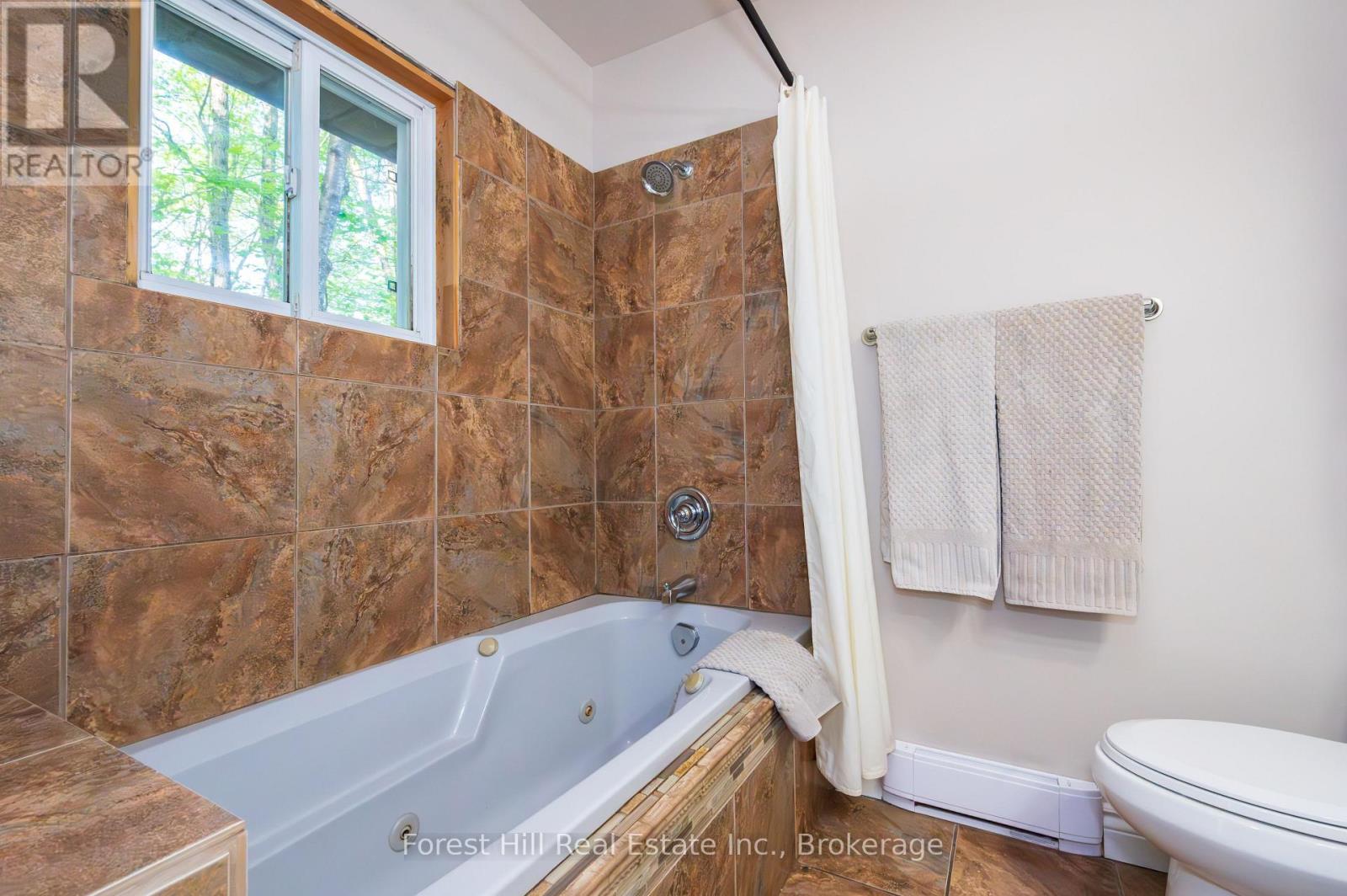 917 Portage Road, Lake Of Bays, Ontario  P1H 2J6 - Photo 16 - X12156233