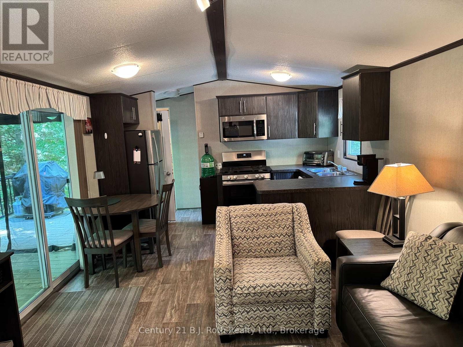 767 Poplar Crescent, Bracebridge, Ontario  P1L 1W9 - Photo 5 - X12237559