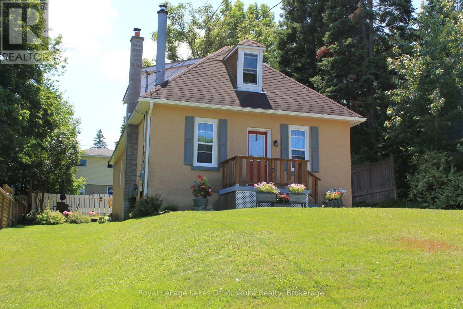 7 Duncan Street W, Huntsville, Ontario  P1H 1V9 - Photo 1 - X12319069