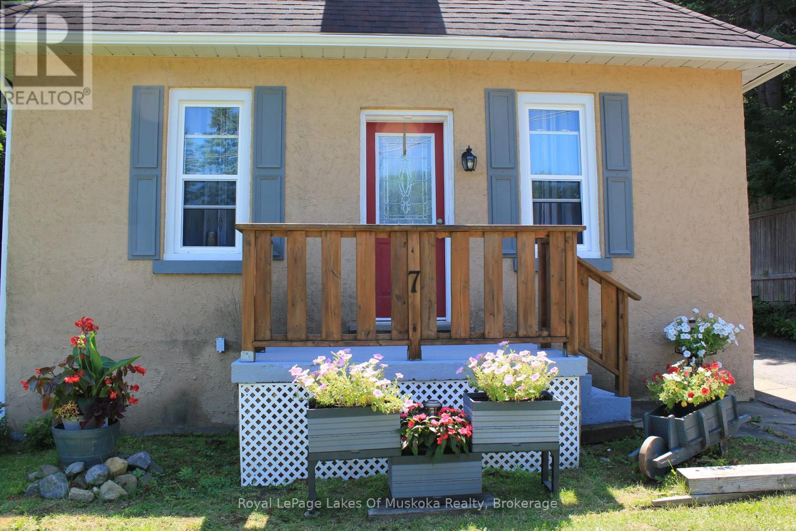 7 Duncan Street W, Huntsville, Ontario  P1H 1V9 - Photo 2 - X12319069