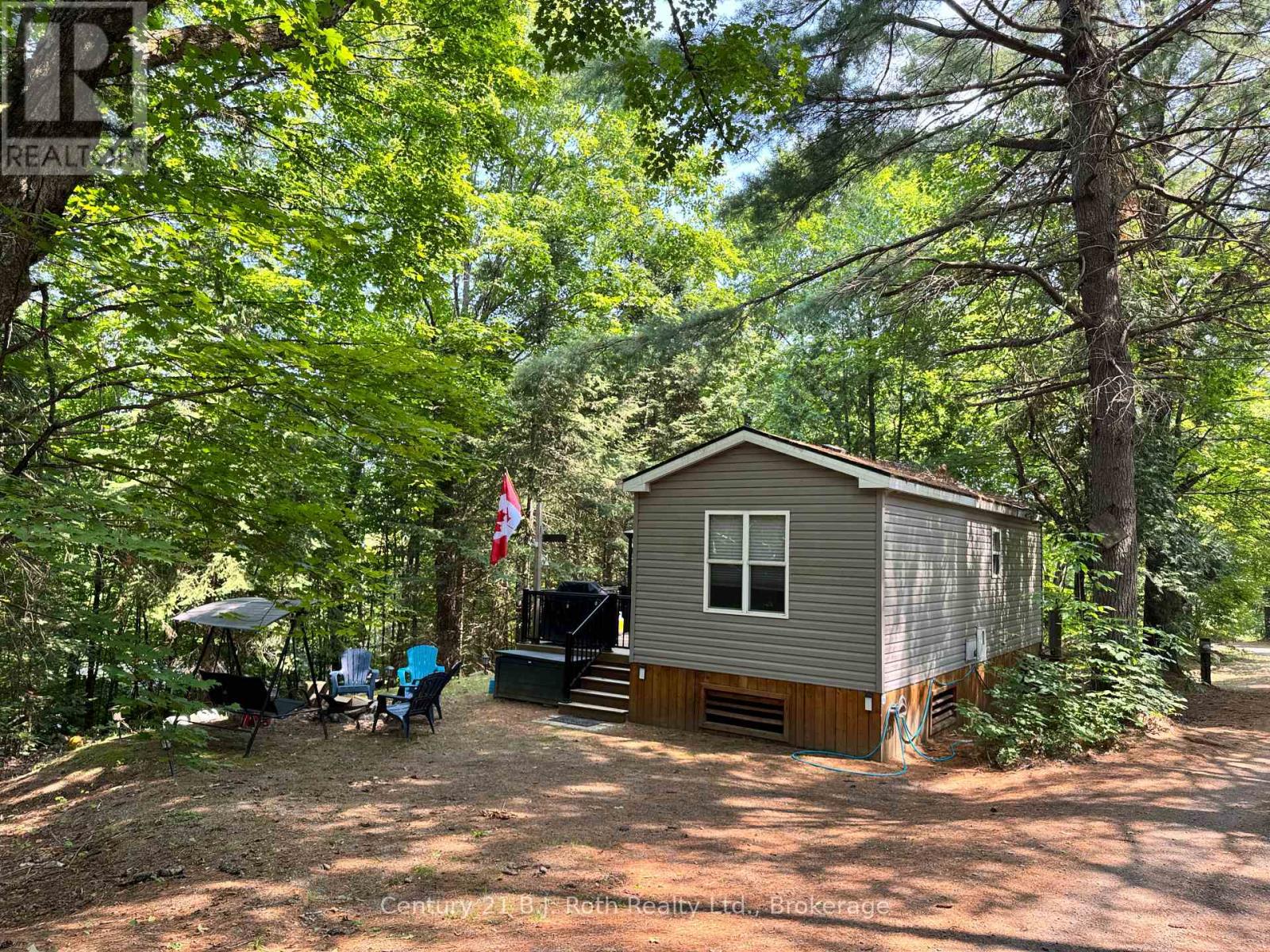 733 Poplar Crescent, Bracebridge, Ontario  P1H 1W9 - Photo 1 - X12331340