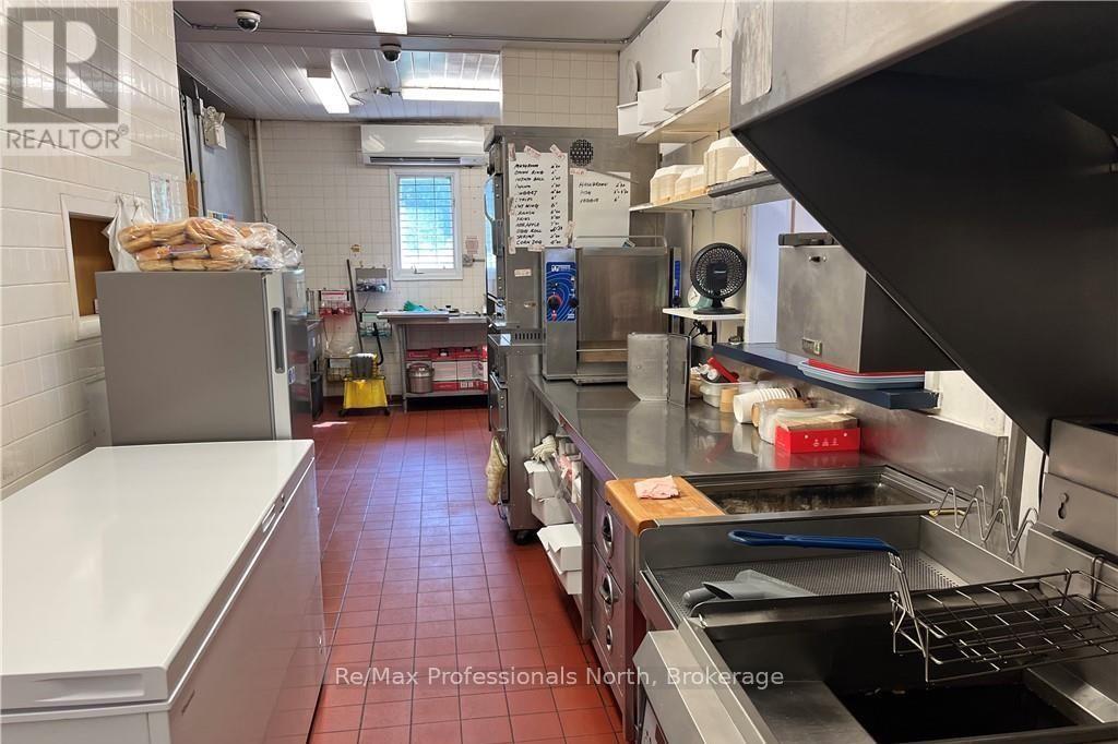 350 Winewood Avenue E, Gravenhurst, Ontario  P1P 1B7 - Photo 15 - X12338269