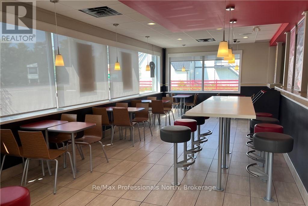 350 Winewood Avenue E, Gravenhurst, Ontario  P1P 1B7 - Photo 5 - X12338269