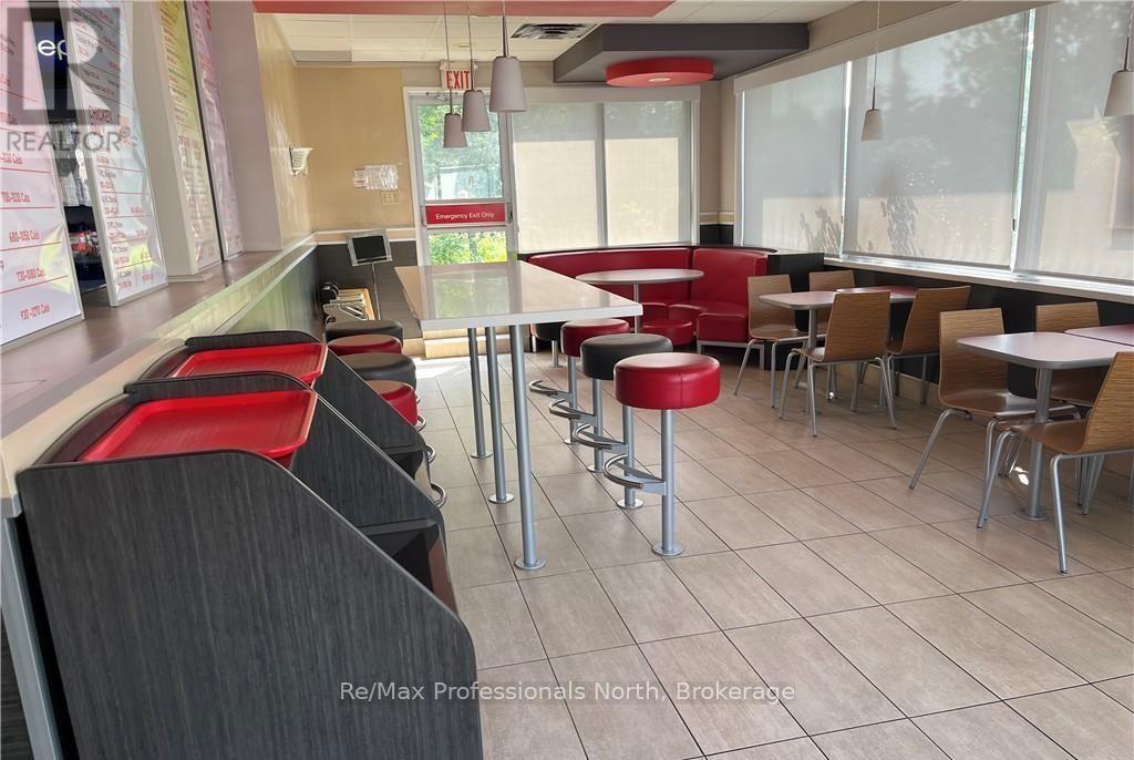 350 Winewood Avenue E, Gravenhurst, Ontario  P1P 1B7 - Photo 6 - X12338269