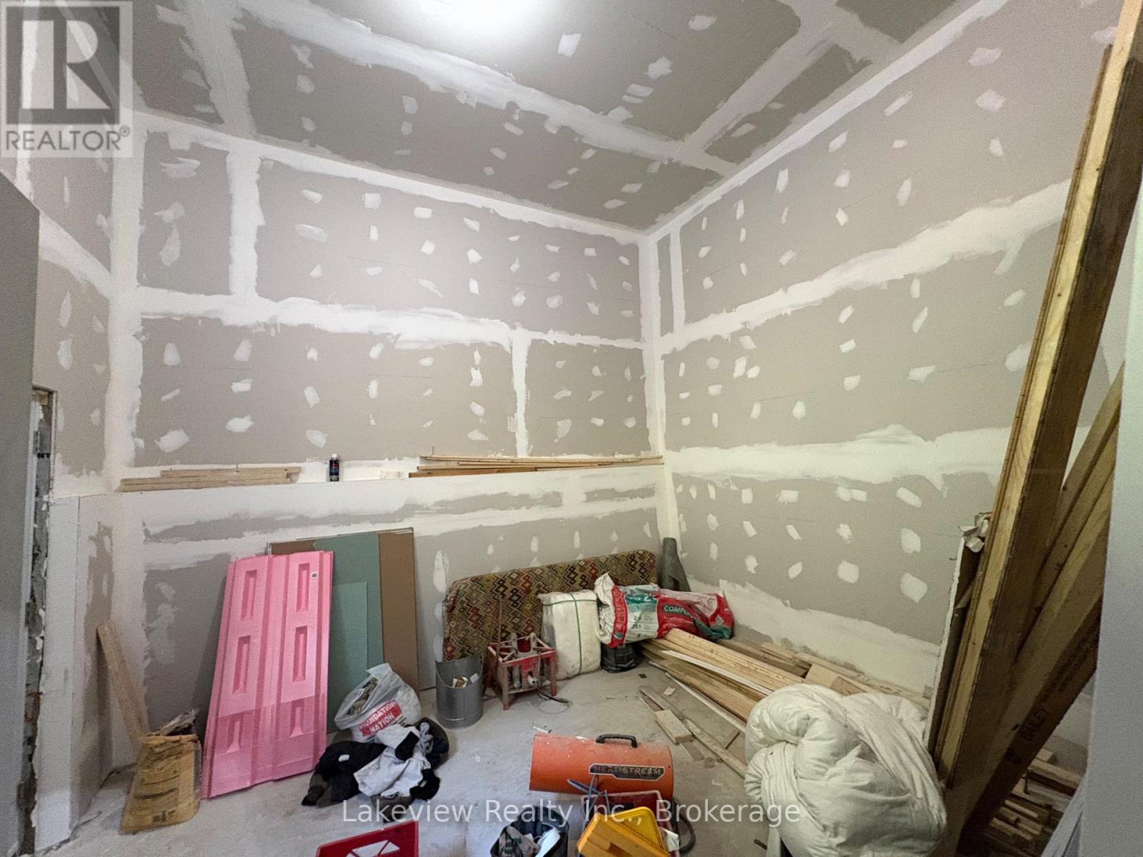 1078 South Kahshe Lake Road E, Gravenhurst, Ontario  P0E 1G0 - Photo 13 - X12338986