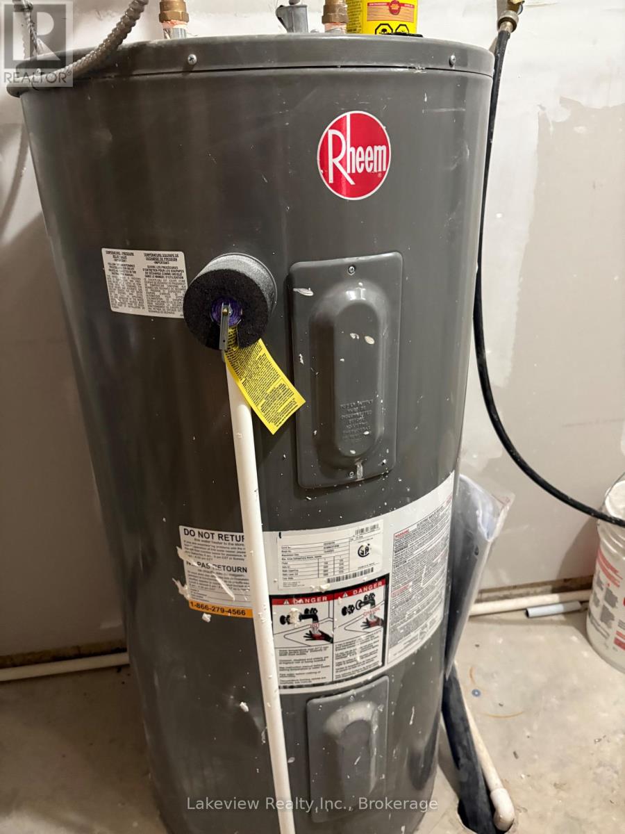 1078 South Kahshe Lake Road E, Gravenhurst, Ontario  P0E 1G0 - Photo 8 - X12338986