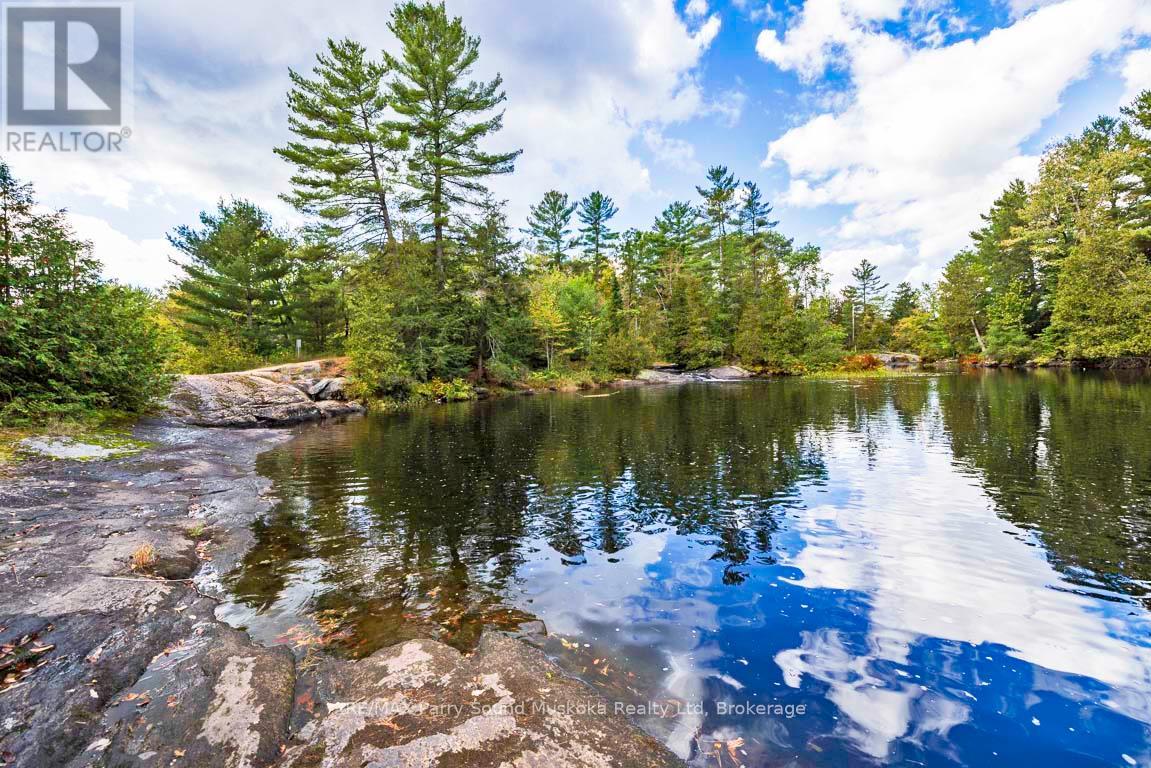 37 Lynberry Drive, Seguin, Ontario  P2A 2W9 - Photo 2 - X12346505