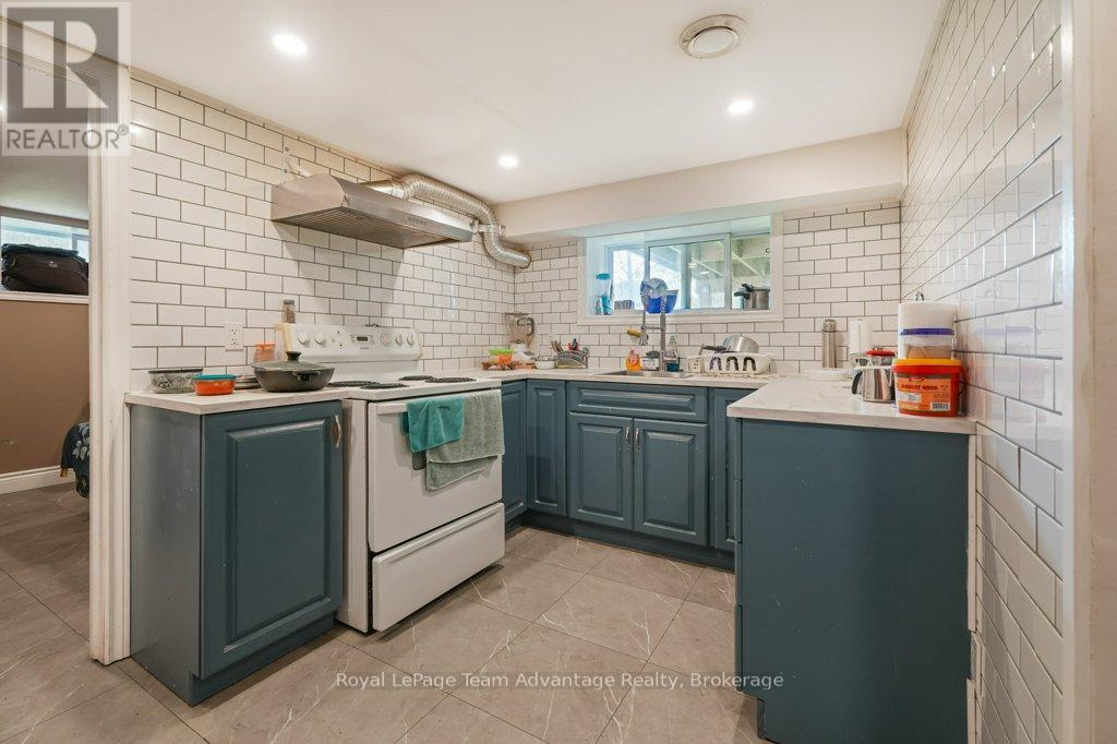 8 Edward Street, Parry Sound, Ontario  P2A 2W4 - Photo 11 - X12347235