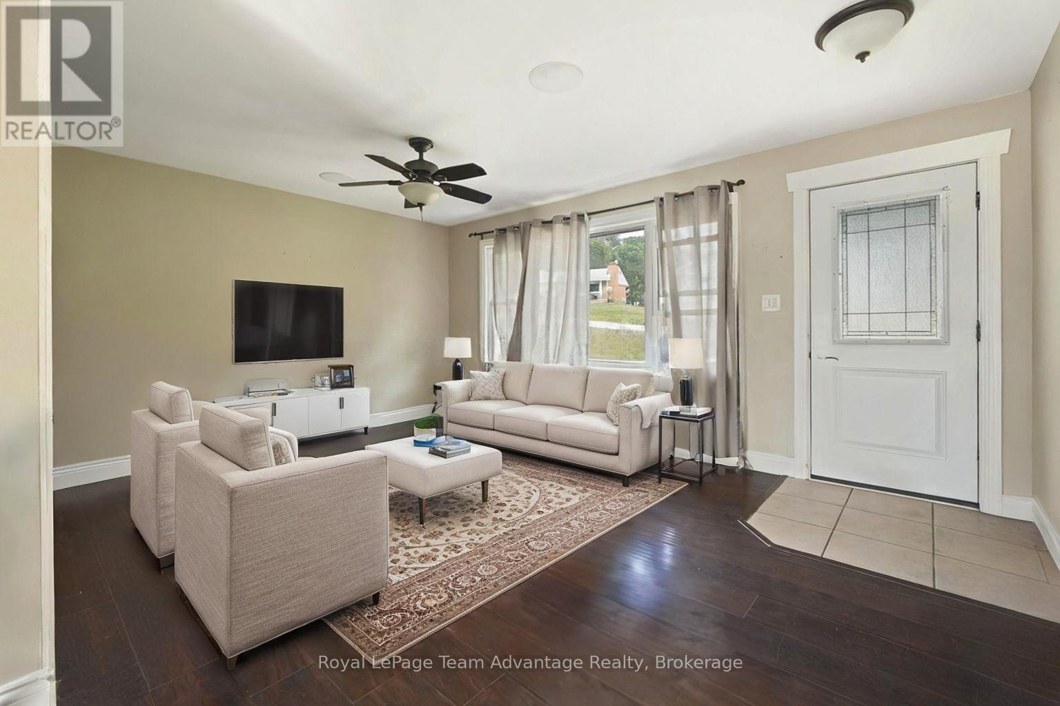 8 Edward Street, Parry Sound, Ontario  P2A 2W4 - Photo 5 - X12347235