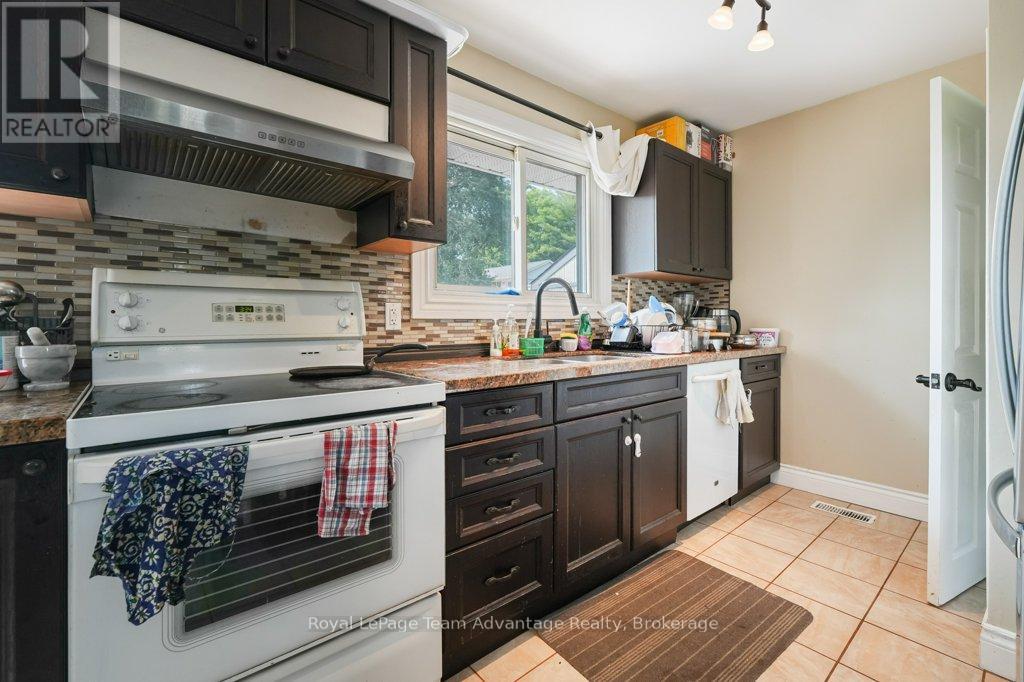 8 Edward Street, Parry Sound, Ontario  P2A 2W4 - Photo 8 - X12347235