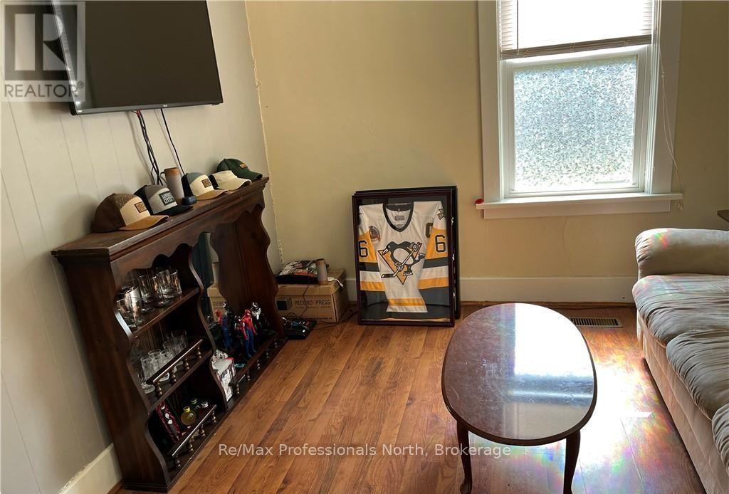 261 Hotchkiss Street, Gravenhurst, Ontario  P1P 1H7 - Photo 10 - X12355185