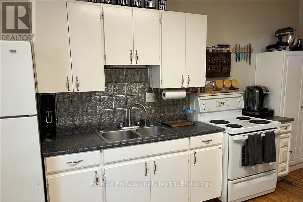 261 Hotchkiss Street, Gravenhurst, Ontario  P1P 1H7 - Photo 11 - X12355185