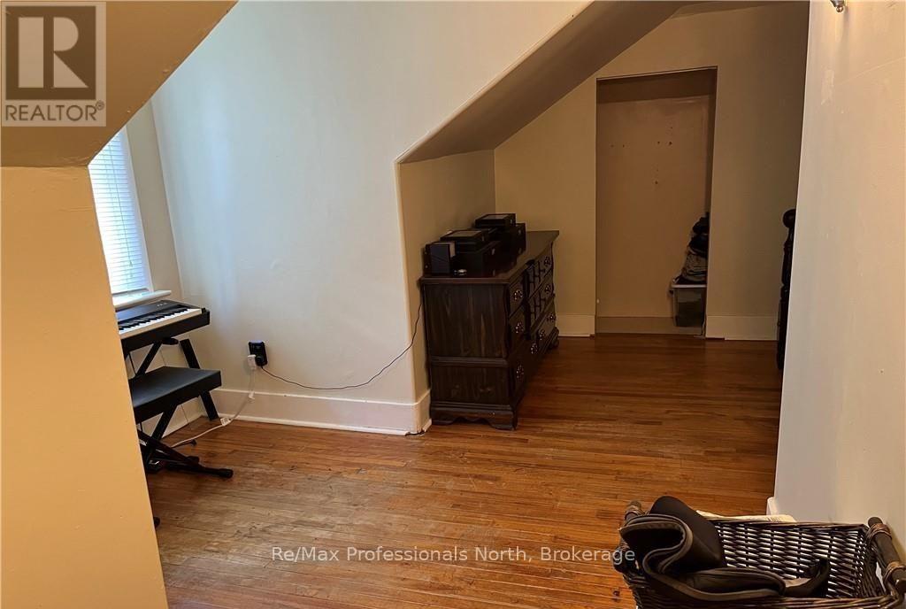 261 Hotchkiss Street, Gravenhurst, Ontario  P1P 1H7 - Photo 14 - X12355185