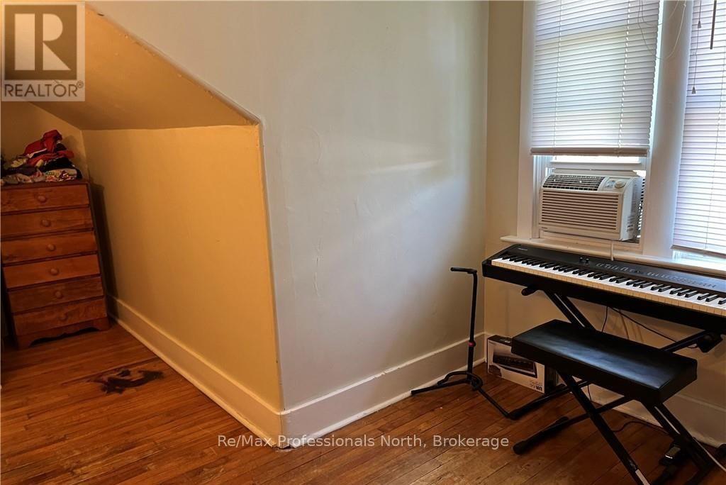 261 Hotchkiss Street, Gravenhurst, Ontario  P1P 1H7 - Photo 15 - X12355185