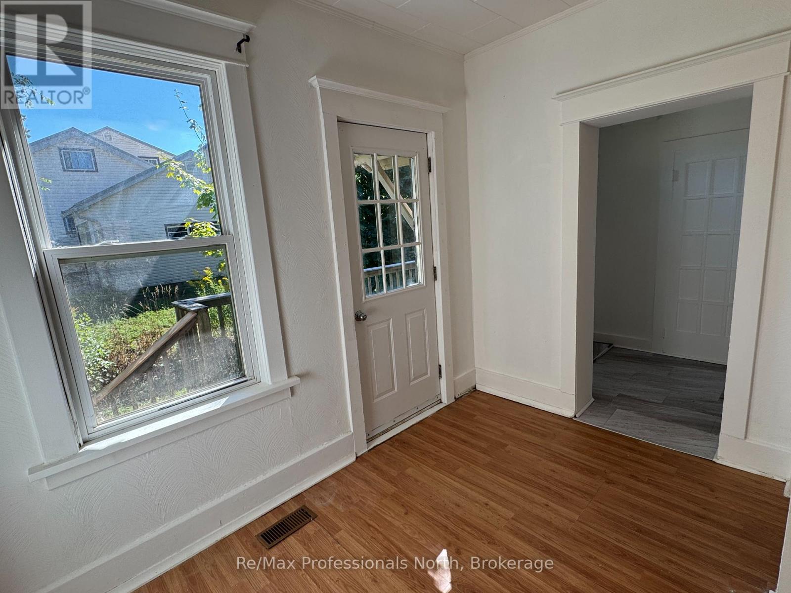 261 Hotchkiss Street, Gravenhurst, Ontario  P1P 1H7 - Photo 17 - X12355185