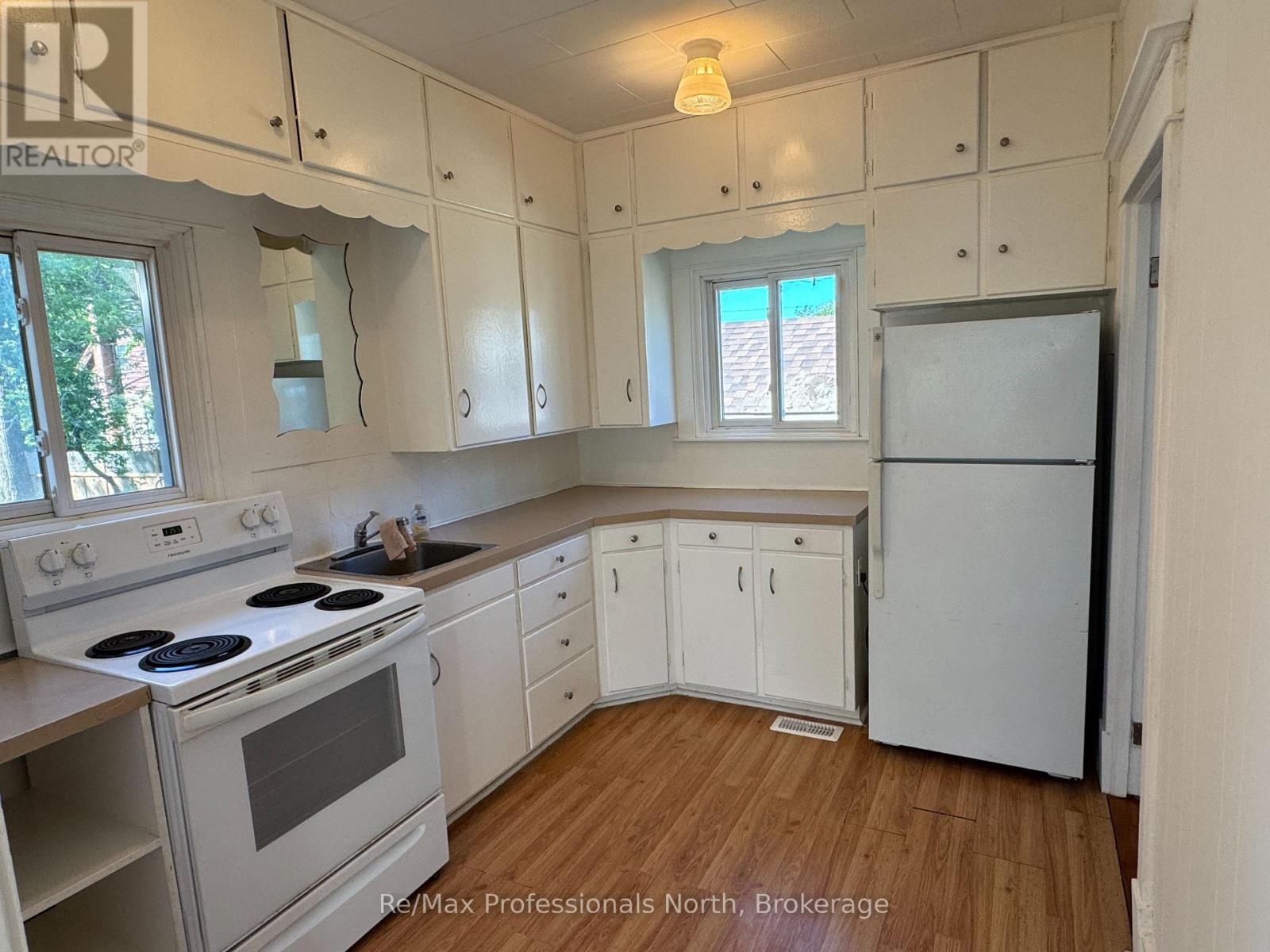 261 Hotchkiss Street, Gravenhurst, Ontario  P1P 1H7 - Photo 19 - X12355185