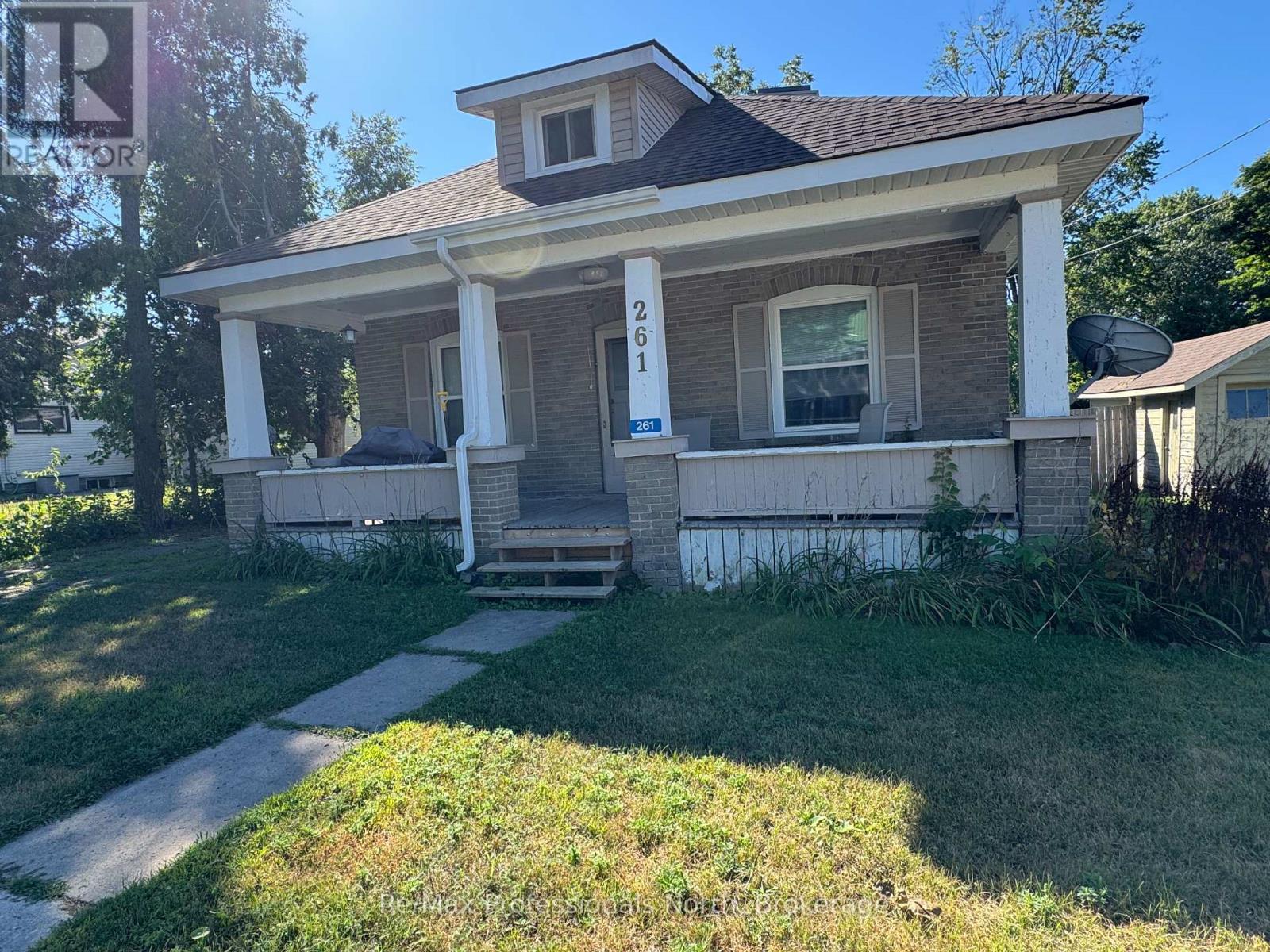 261 Hotchkiss Street, Gravenhurst, Ontario  P1P 1H7 - Photo 2 - X12355185