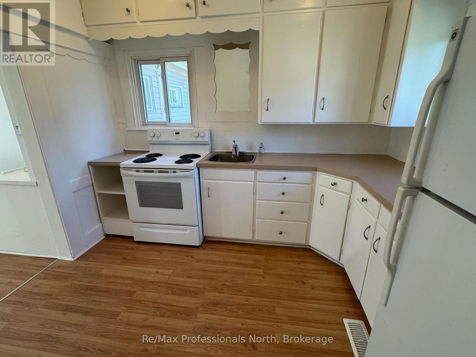 261 Hotchkiss Street, Gravenhurst, Ontario  P1P 1H7 - Photo 20 - X12355185