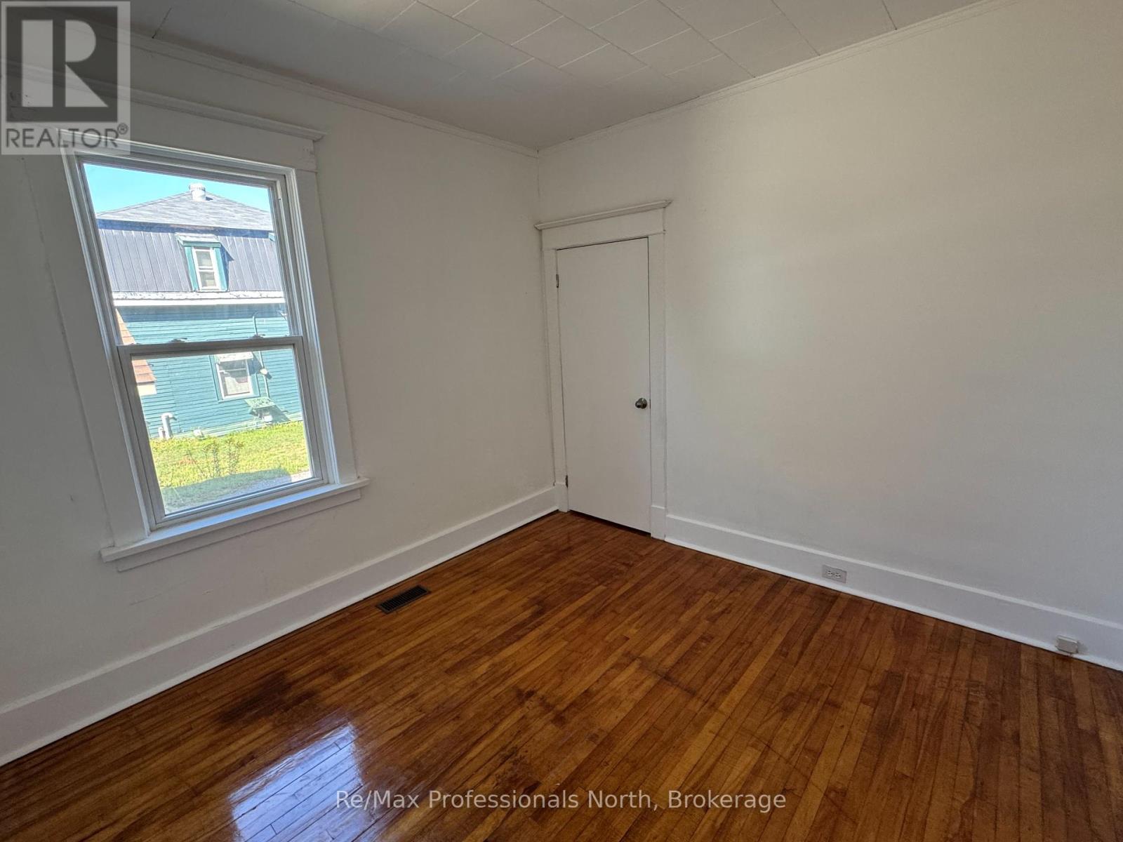 261 Hotchkiss Street, Gravenhurst, Ontario  P1P 1H7 - Photo 21 - X12355185