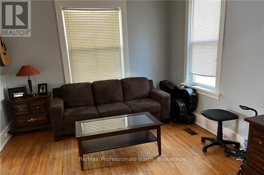 261 Hotchkiss Street, Gravenhurst, Ontario  P1P 1H7 - Photo 6 - X12355185