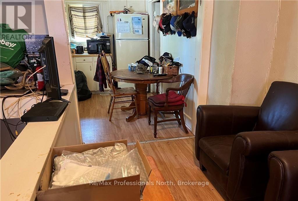 261 Hotchkiss Street, Gravenhurst, Ontario  P1P 1H7 - Photo 8 - X12355185