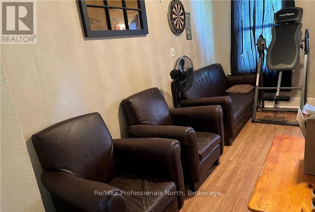 261 Hotchkiss Street, Gravenhurst, Ontario  P1P 1H7 - Photo 9 - X12355185