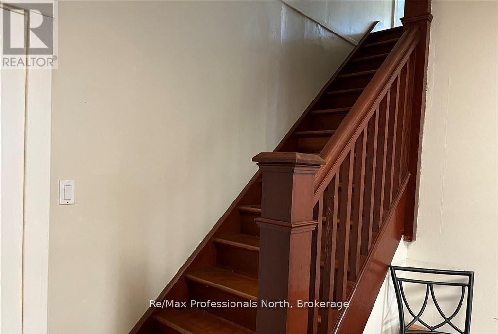 261 Hotchkiss Street, Gravenhurst, Ontario  P1P 1H7 - Photo 13 - X12355827