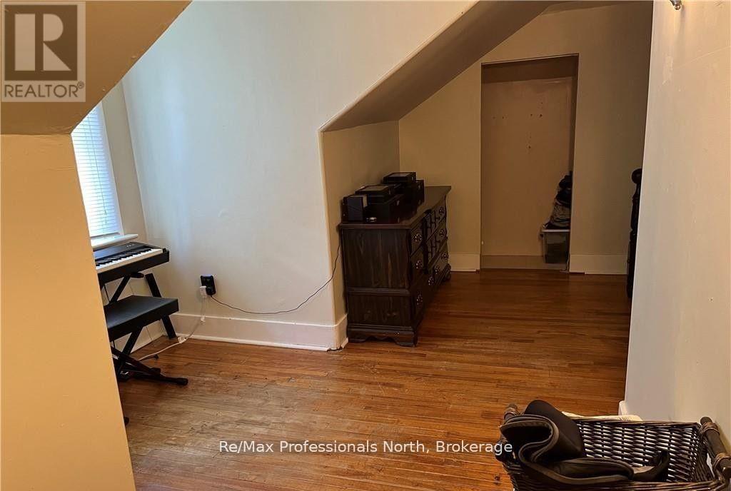 261 Hotchkiss Street, Gravenhurst, Ontario  P1P 1H7 - Photo 15 - X12355827