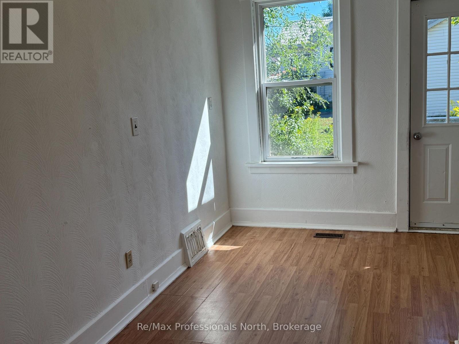 261 Hotchkiss Street, Gravenhurst, Ontario  P1P 1H7 - Photo 19 - X12355827