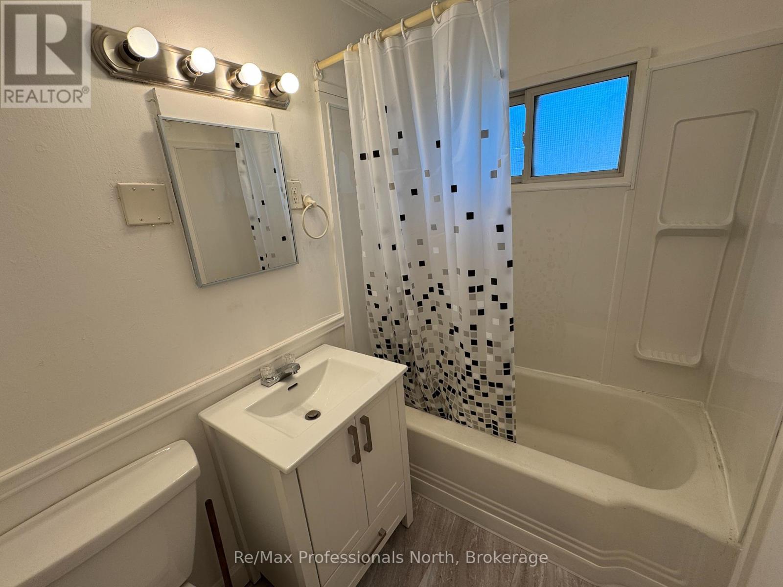 261 Hotchkiss Street, Gravenhurst, Ontario  P1P 1H7 - Photo 23 - X12355827