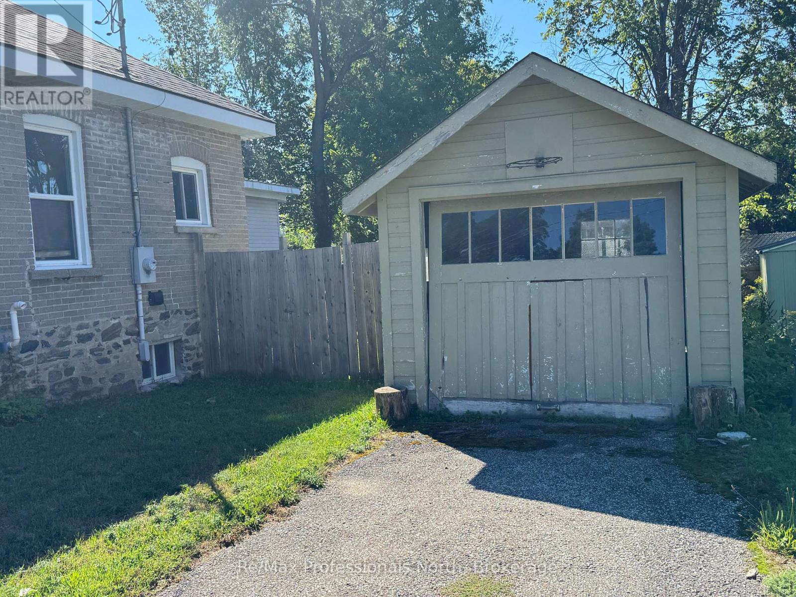 261 Hotchkiss Street, Gravenhurst, Ontario  P1P 1H7 - Photo 32 - X12355827