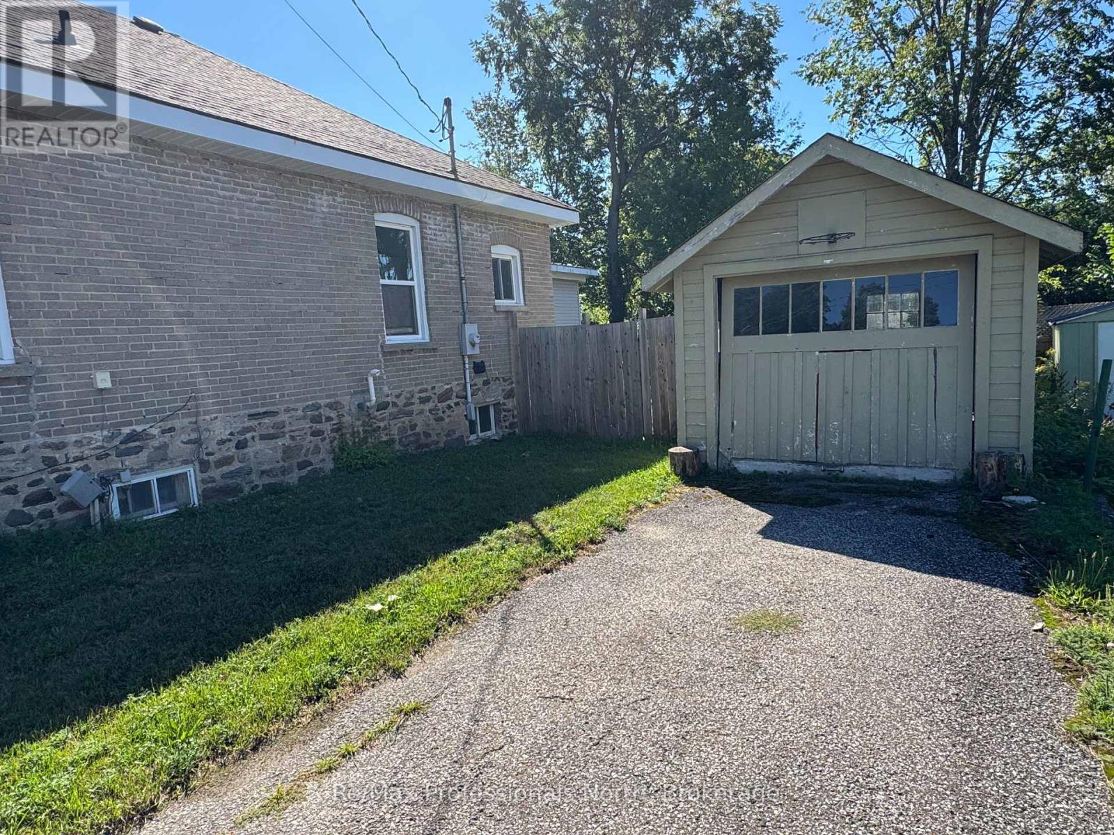 261 Hotchkiss Street, Gravenhurst, Ontario  P1P 1H7 - Photo 33 - X12355827