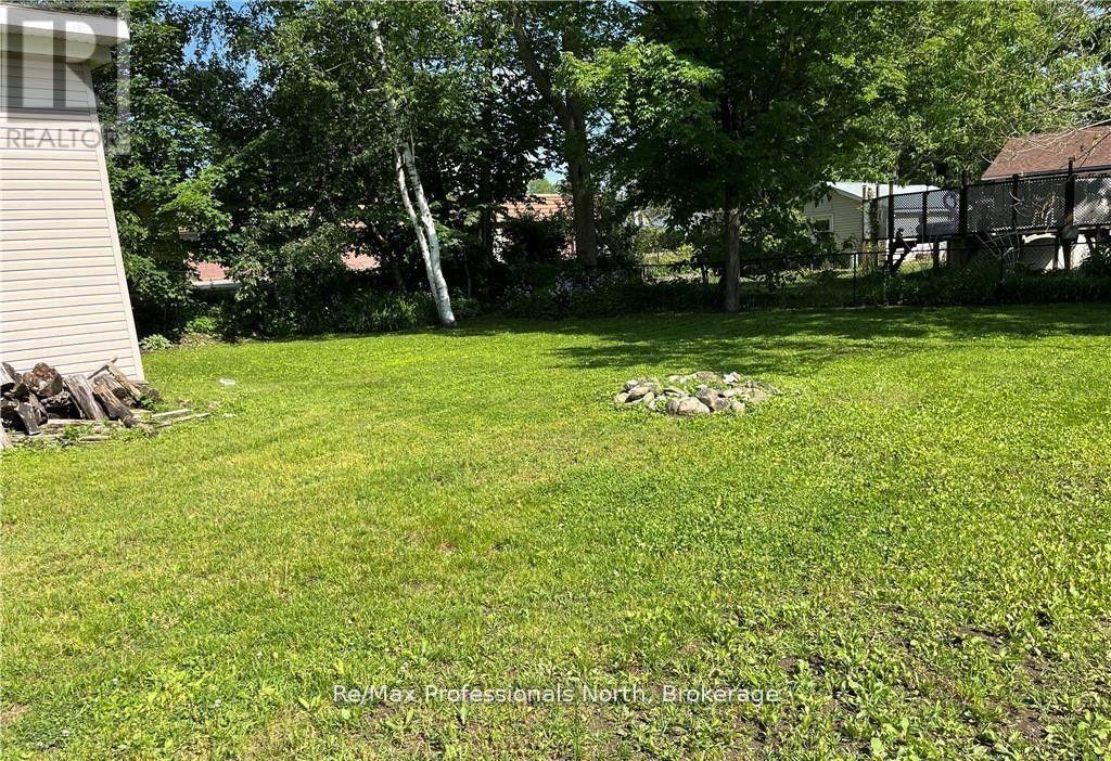 261 Hotchkiss Street, Gravenhurst, Ontario  P1P 1H7 - Photo 35 - X12355827