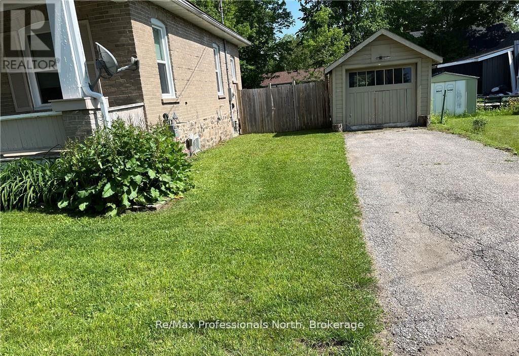 261 Hotchkiss Street, Gravenhurst, Ontario  P1P 1H7 - Photo 5 - X12355827