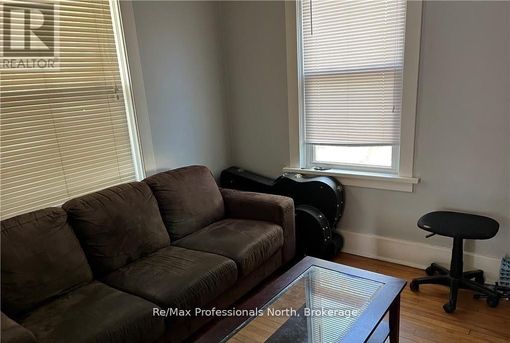 261 Hotchkiss Street, Gravenhurst, Ontario  P1P 1H7 - Photo 8 - X12355827