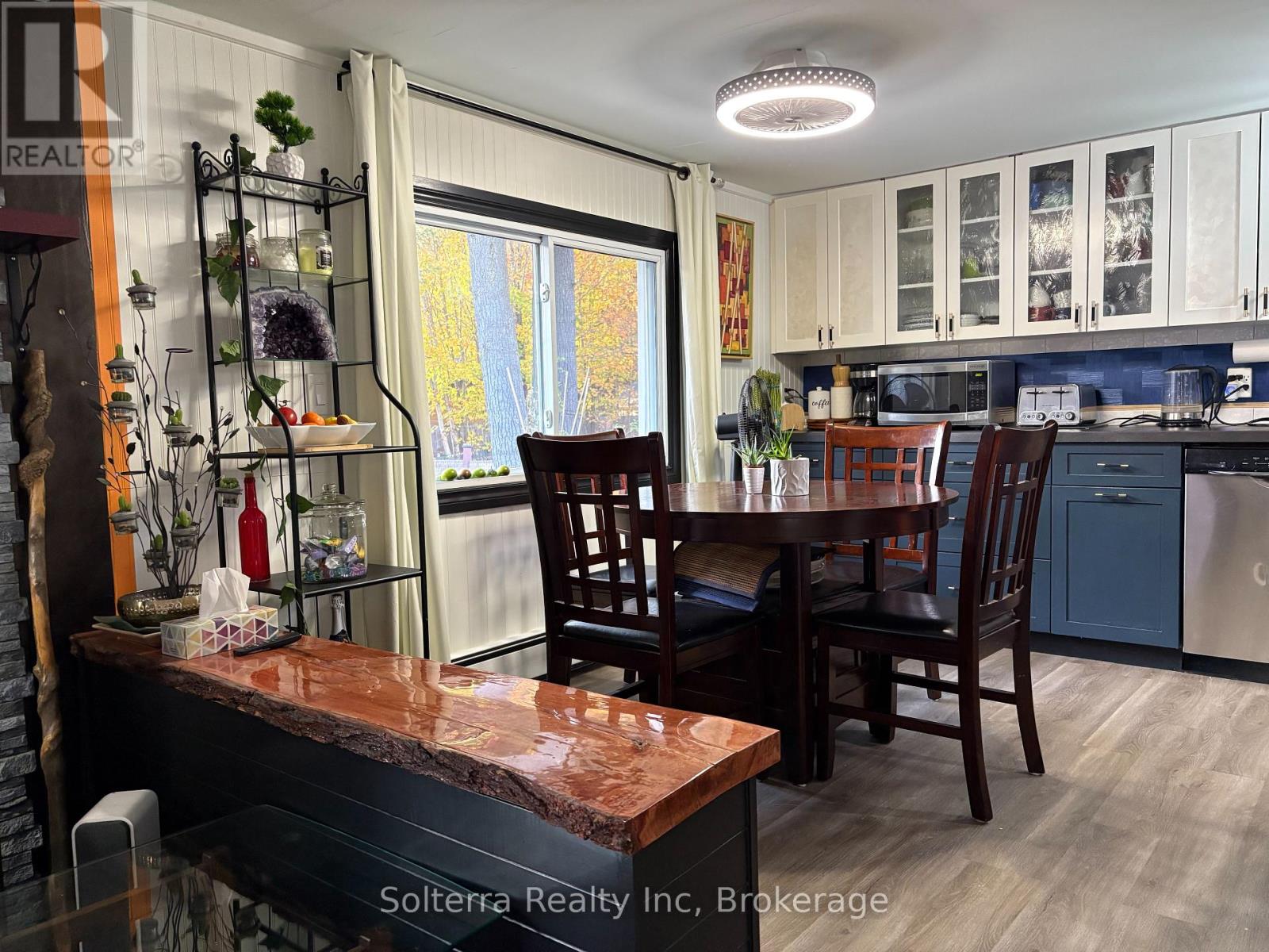 Unit #402 - 1713 Highway 11 S, Gravenhurst, Ontario  P0E 1G0 - Photo 10 - X12361417