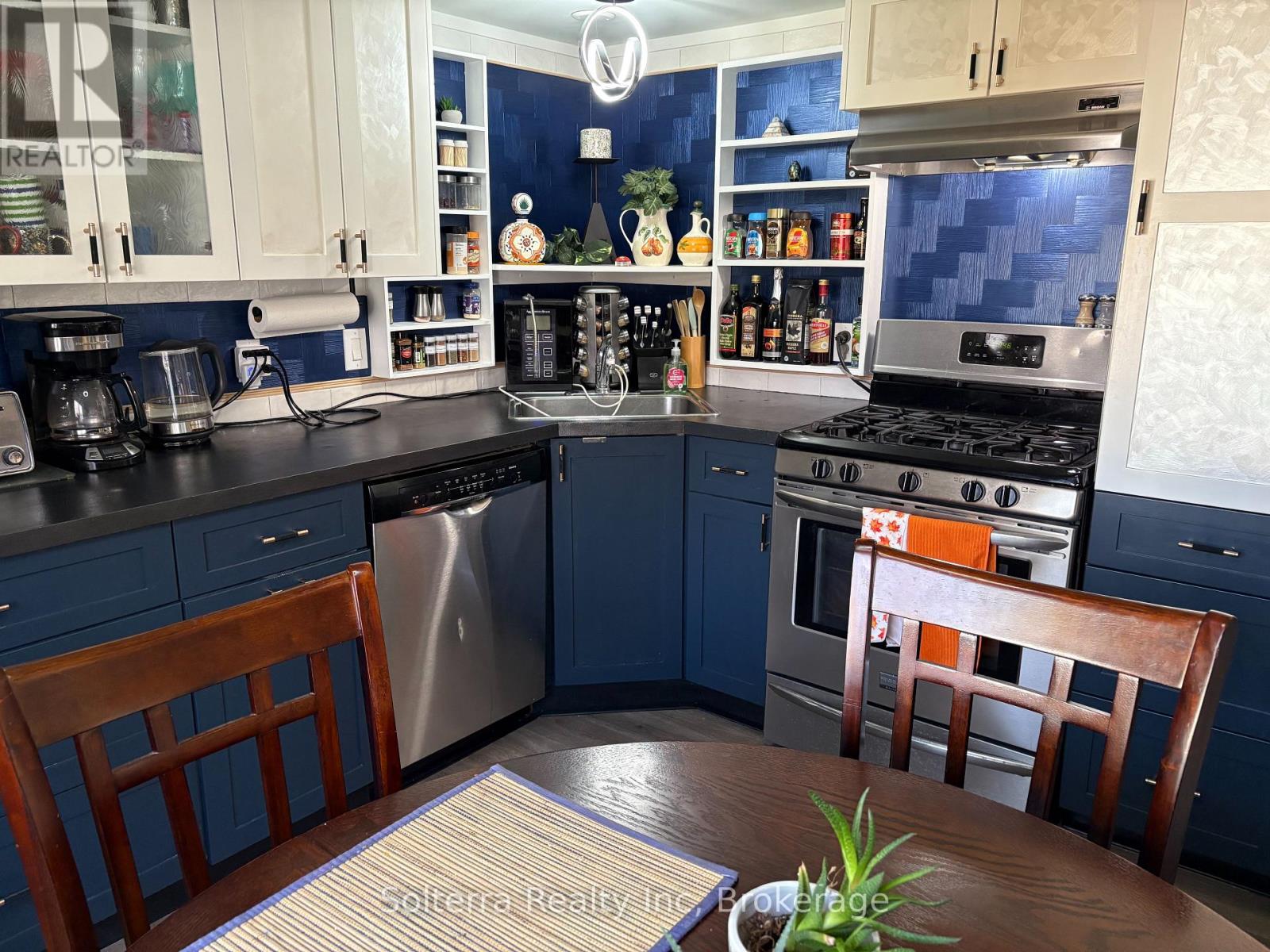 Unit #402 - 1713 Highway 11 S, Gravenhurst, Ontario  P0E 1G0 - Photo 11 - X12361417