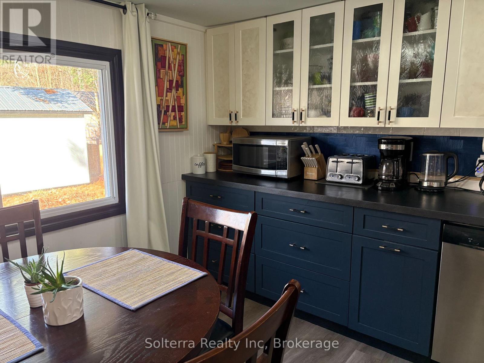 Unit #402 - 1713 Highway 11 S, Gravenhurst, Ontario  P0E 1G0 - Photo 12 - X12361417