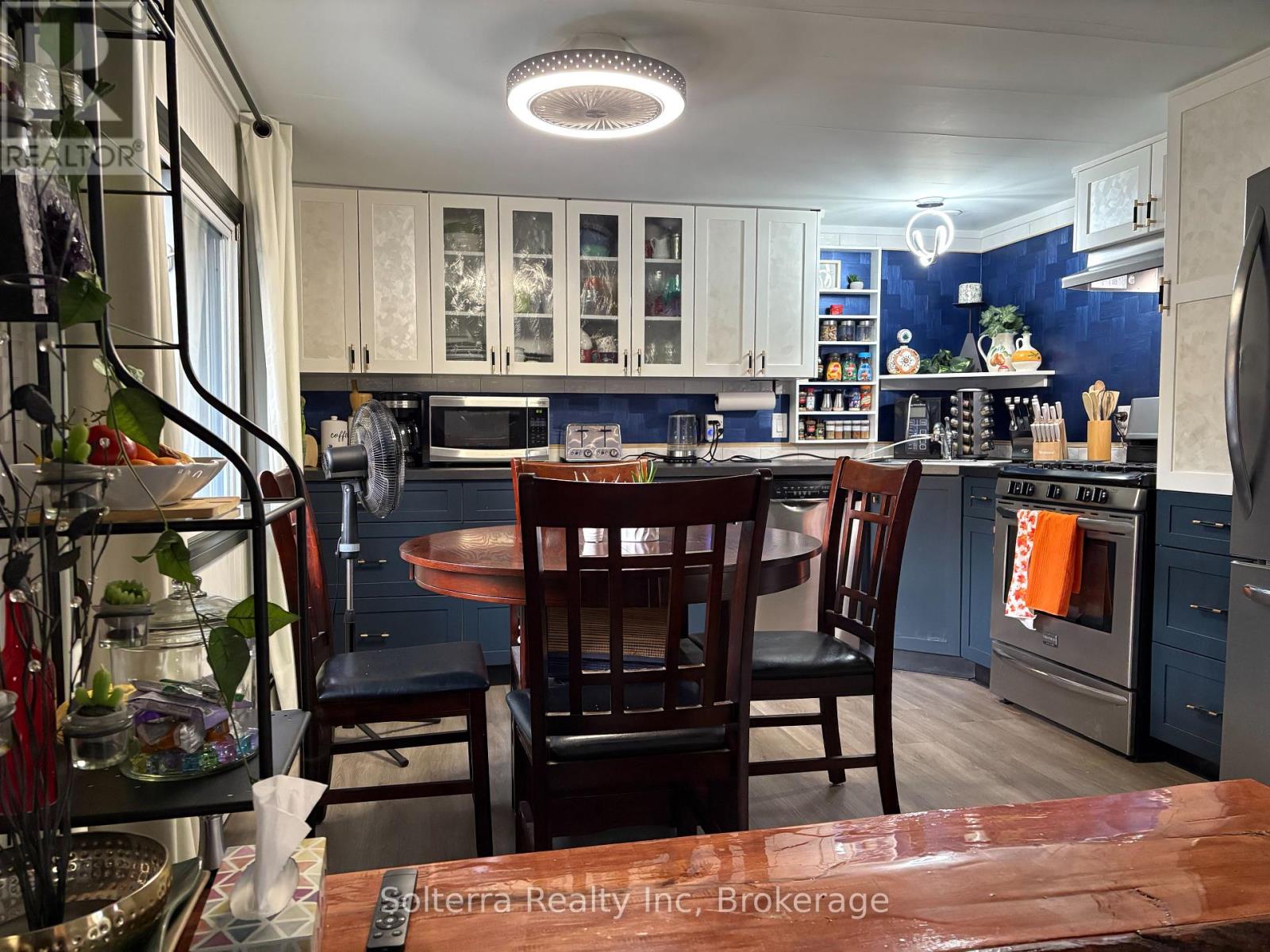 Unit #402 - 1713 Highway 11 S, Gravenhurst, Ontario  P0E 1G0 - Photo 9 - X12361417