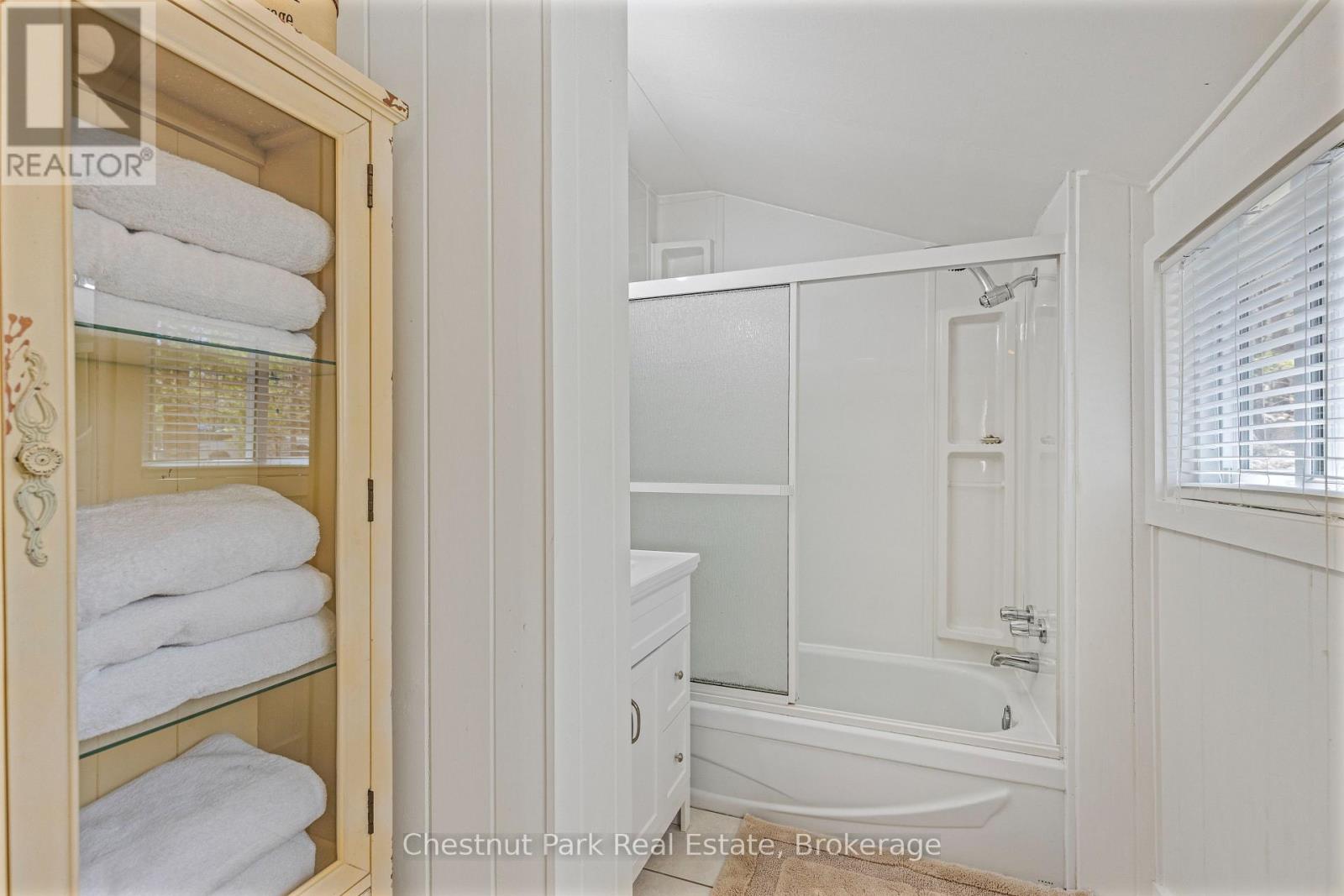 1017 Dark Bay Road, Muskoka Lakes, Ontario  P0C 1A0 - Photo 12 - X12370948